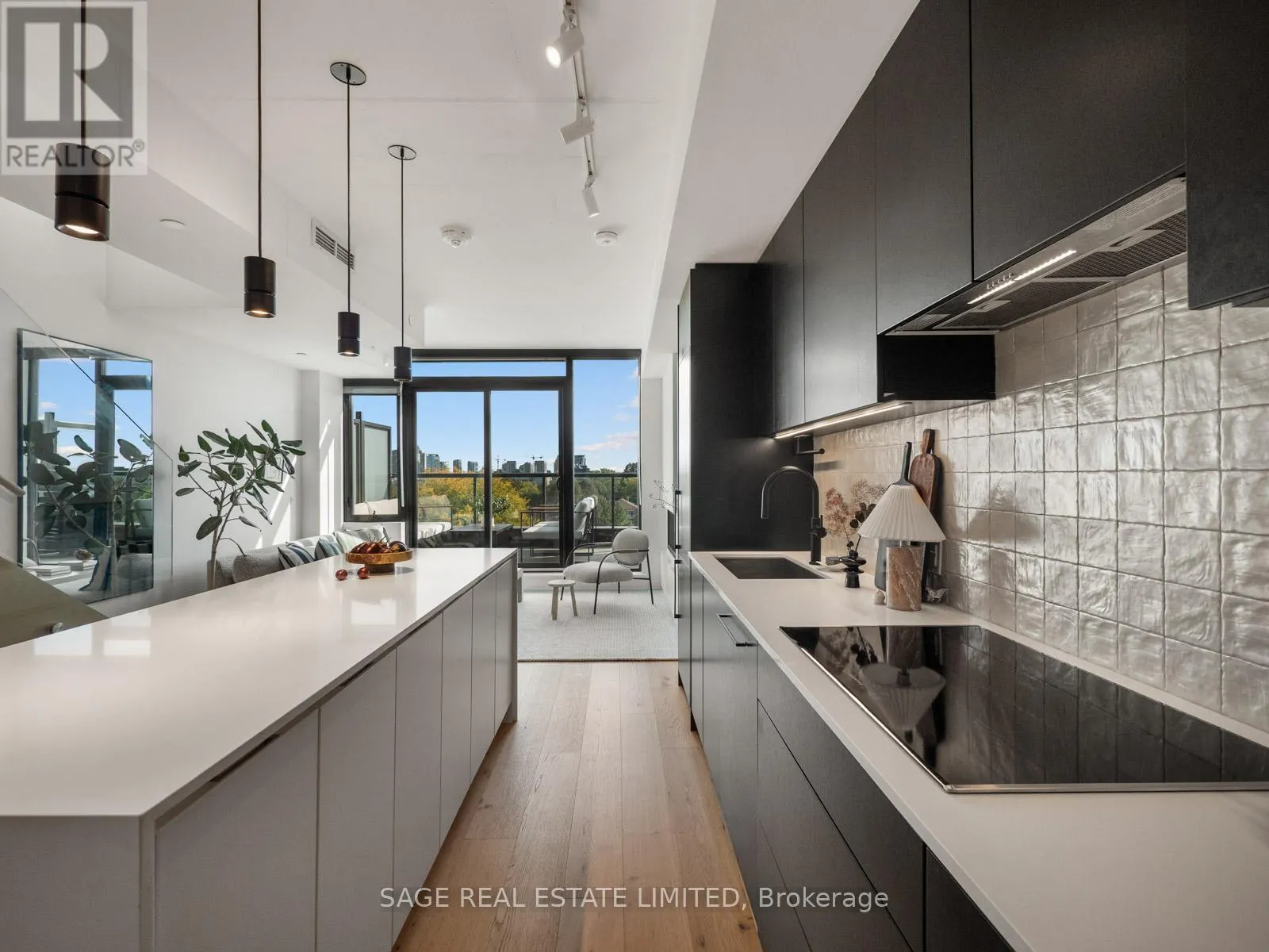 PH 621 - 899 COLLEGE STREET W