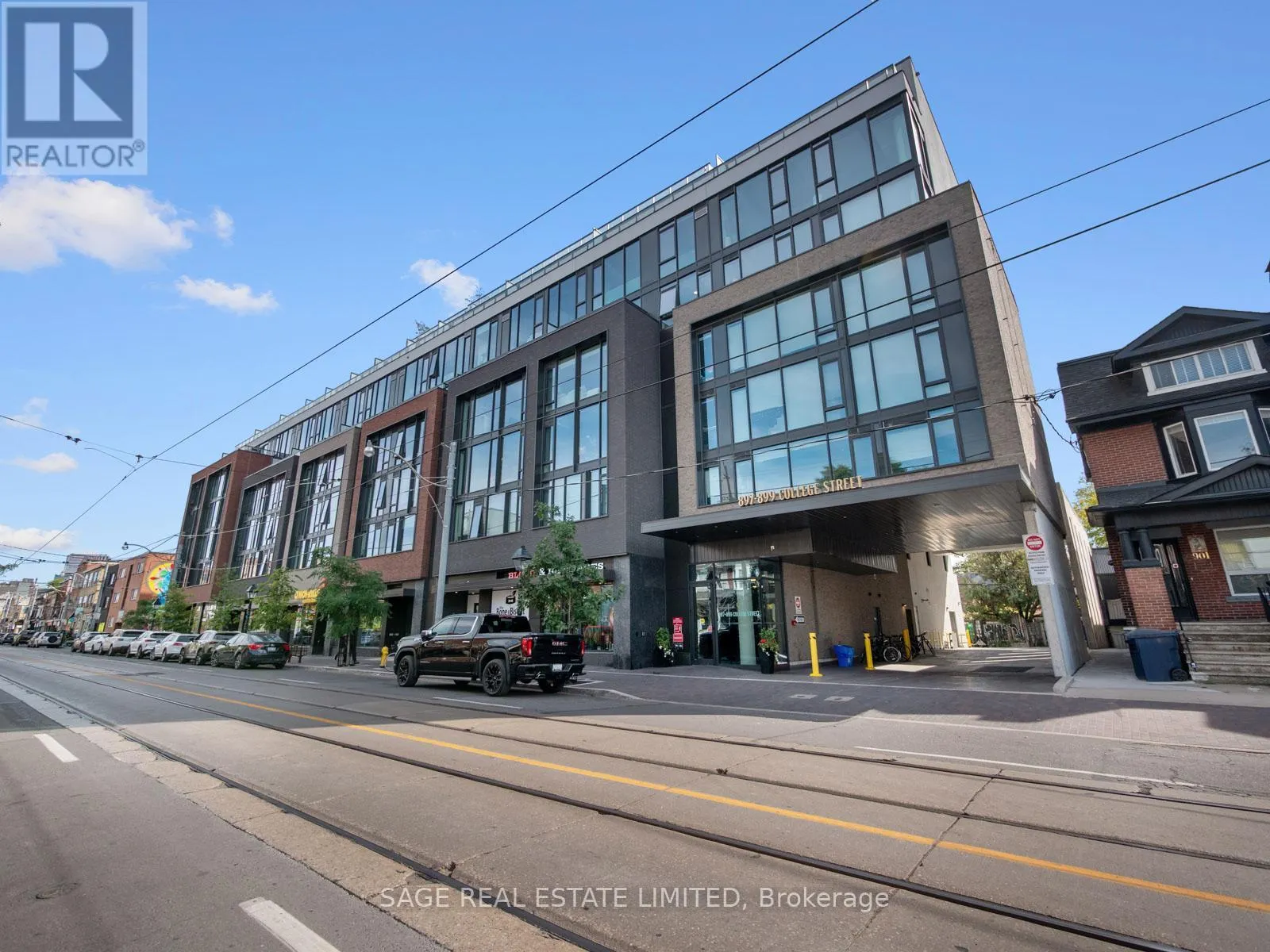 PH 621 - 899 COLLEGE STREET W