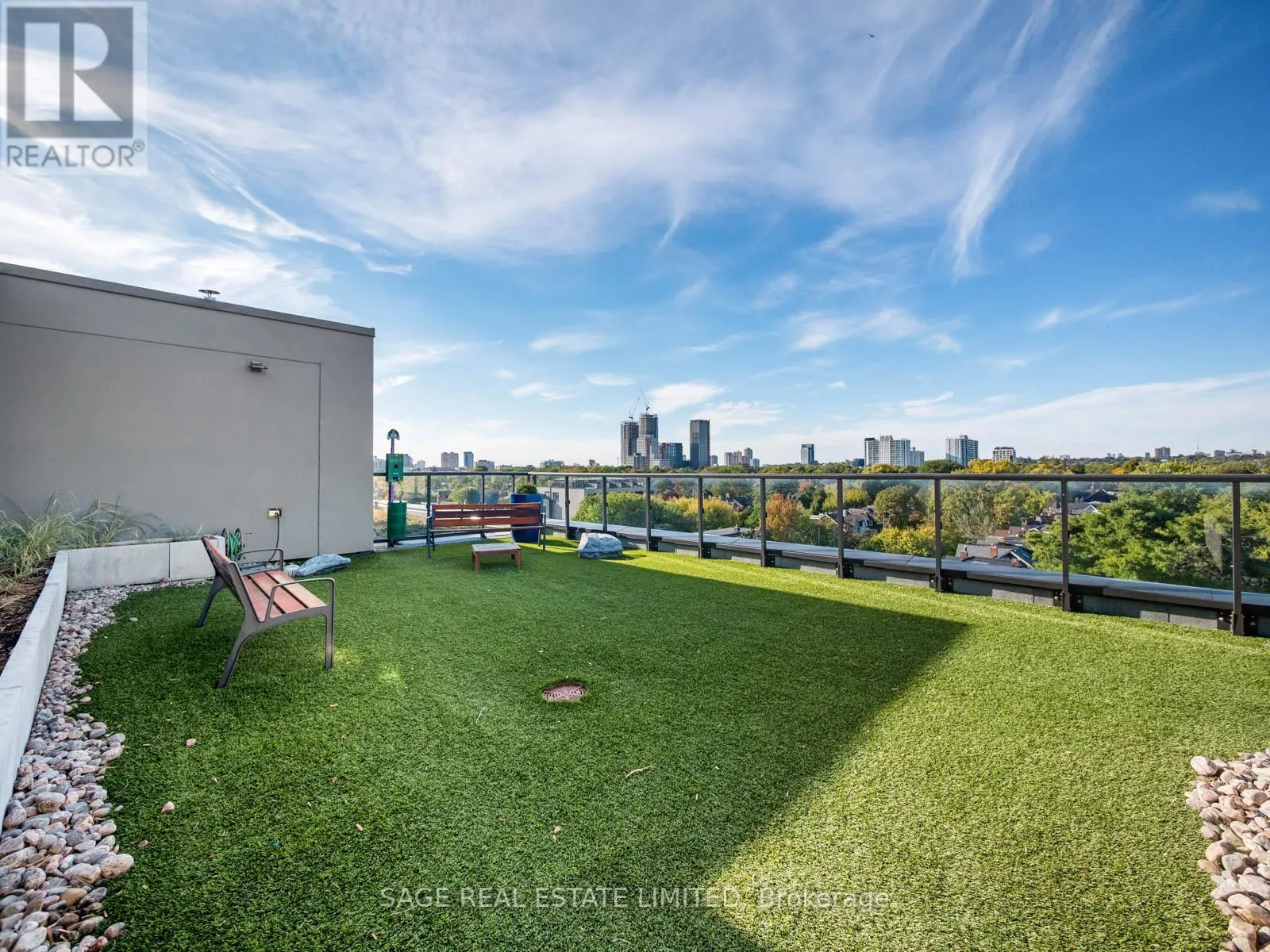 PH 621 - 899 COLLEGE STREET W