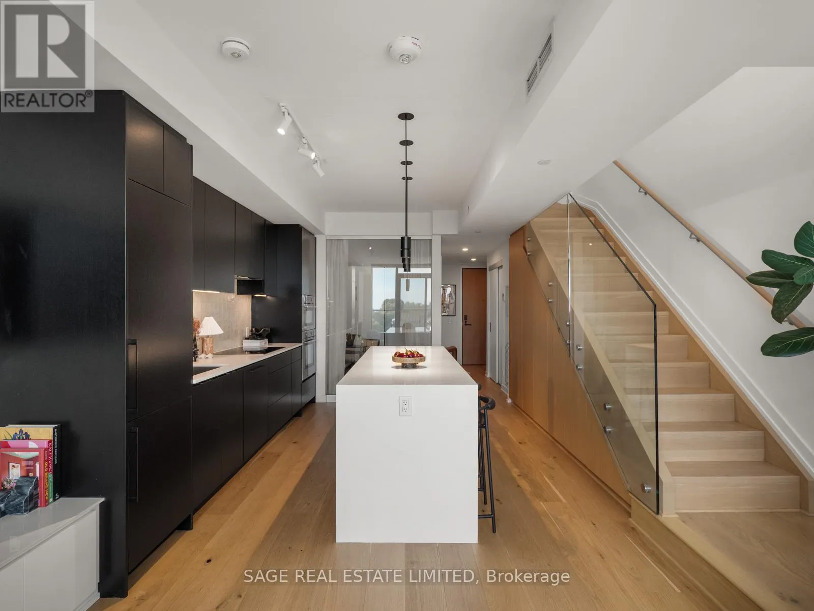 PH 621 - 899 COLLEGE STREET W