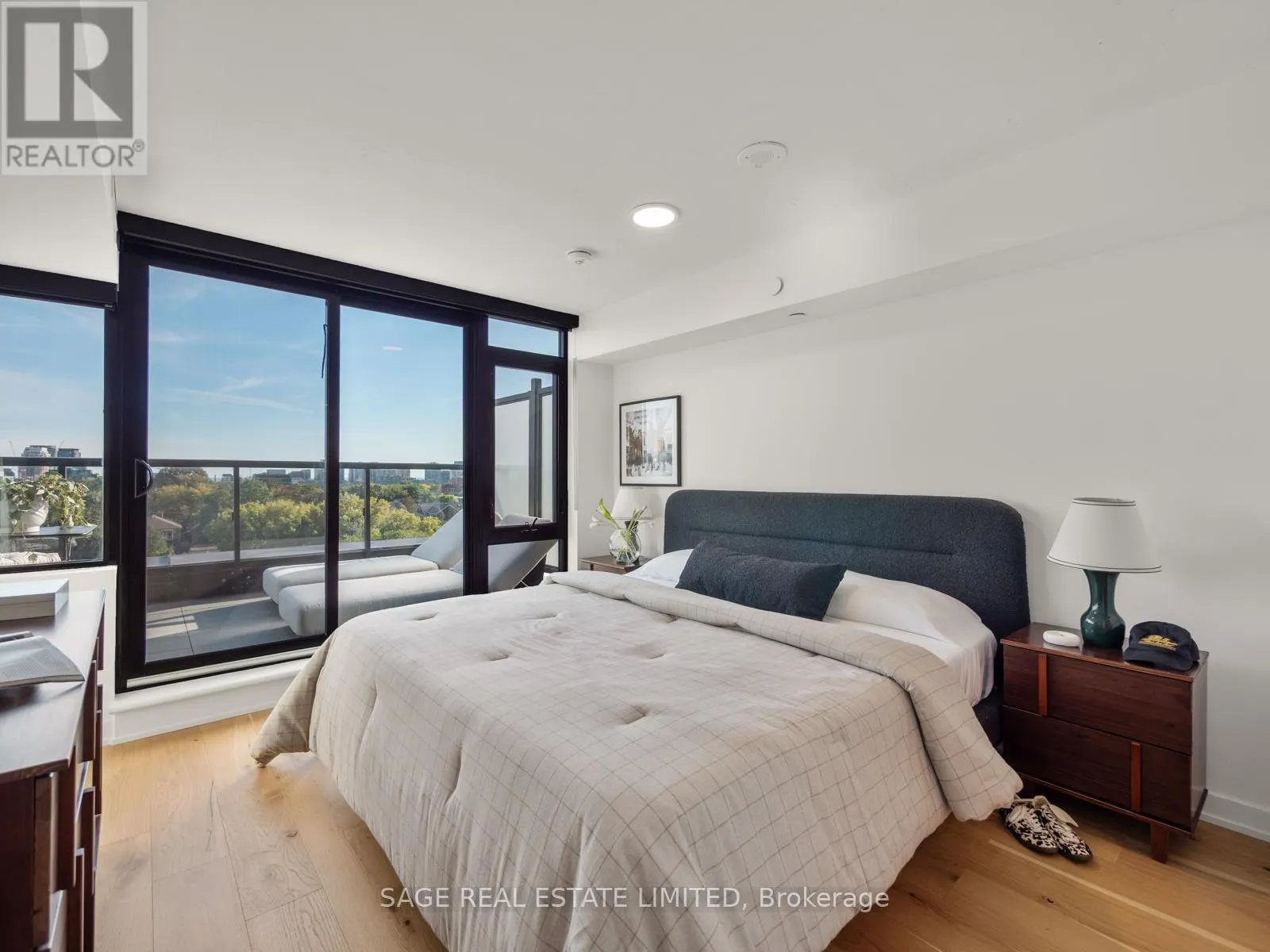 PH 621 - 899 COLLEGE STREET W