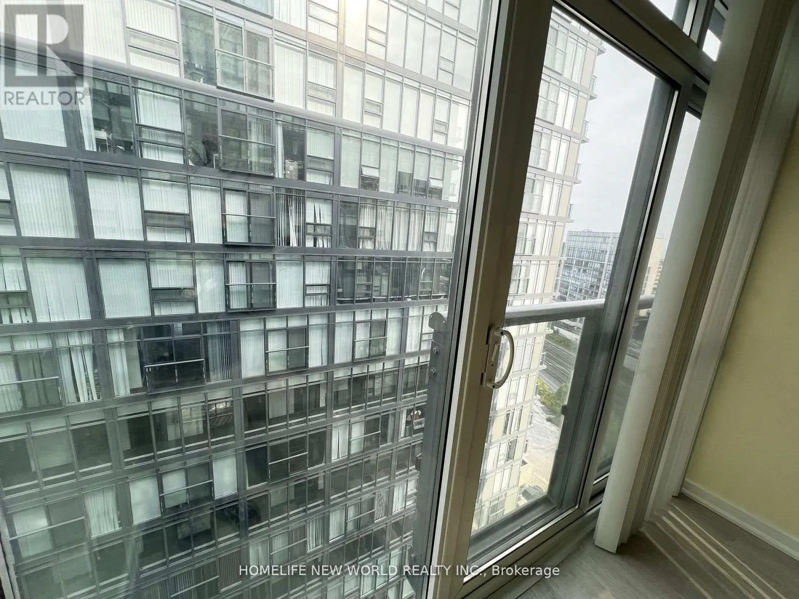 1807W - 36 LISGAR STREET