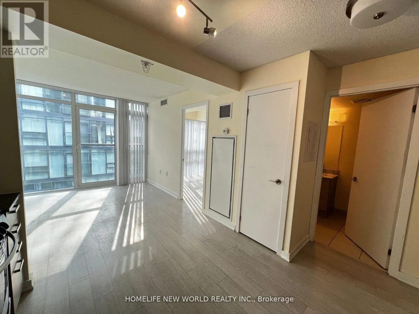 1807W - 36 LISGAR STREET