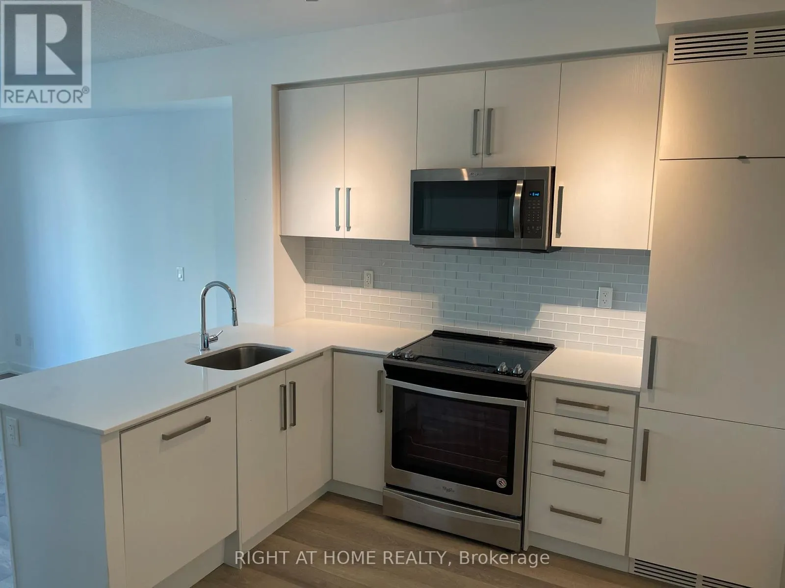 606 - 5180 YONGE STREET