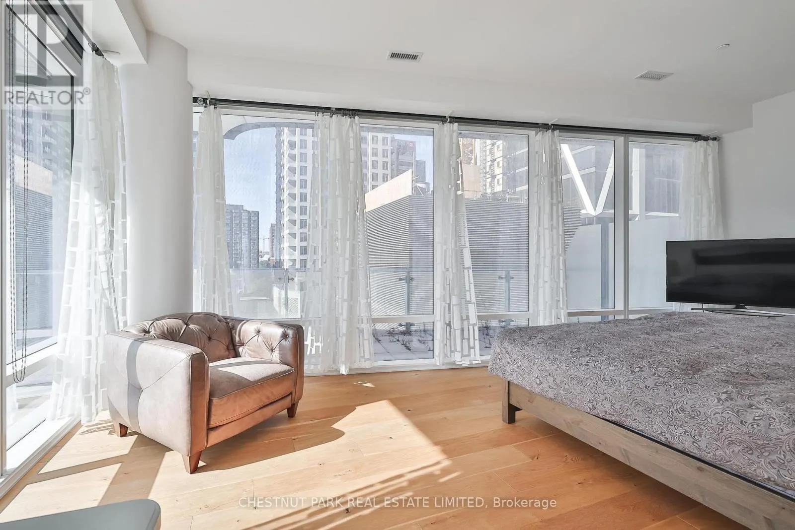 511 - 1 BLOOR STREET E