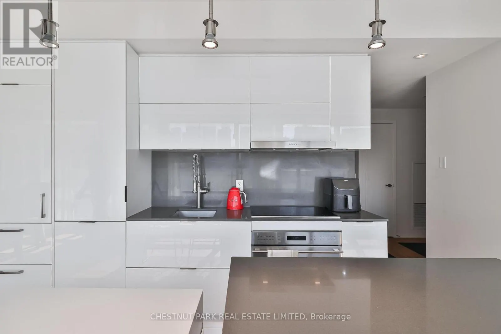 511 - 1 BLOOR STREET E