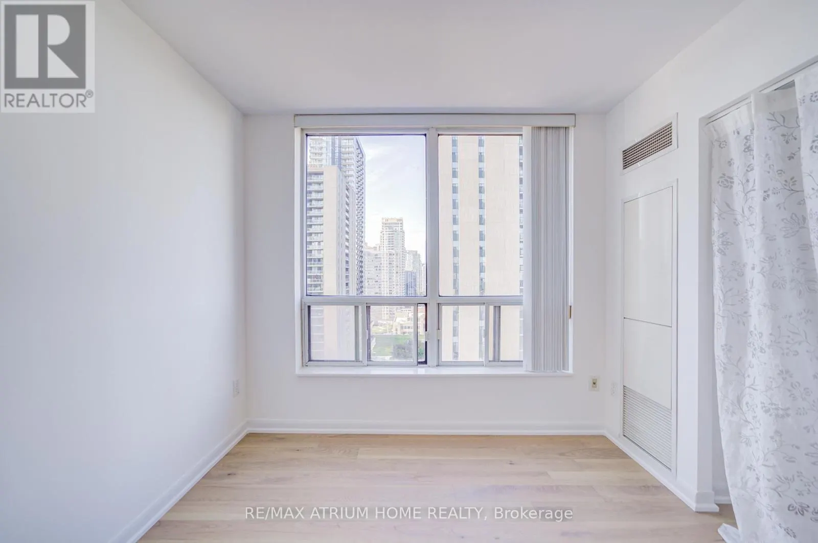 1810 - 33 SHEPPARD AVENUE E