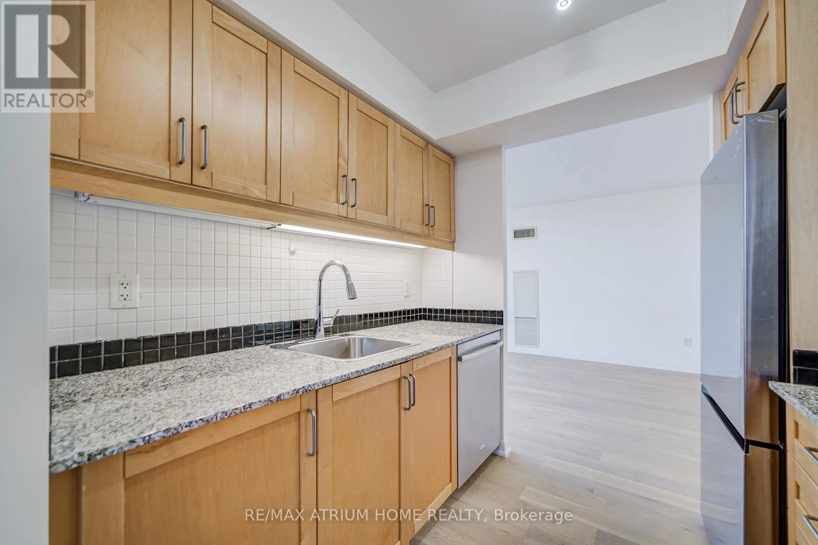 1810 - 33 SHEPPARD AVENUE E