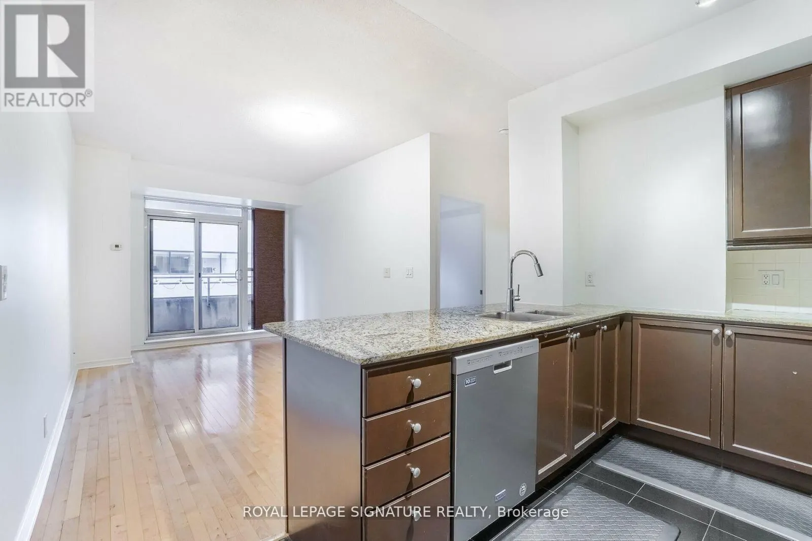 403 - 736 SPADINA AVENUE