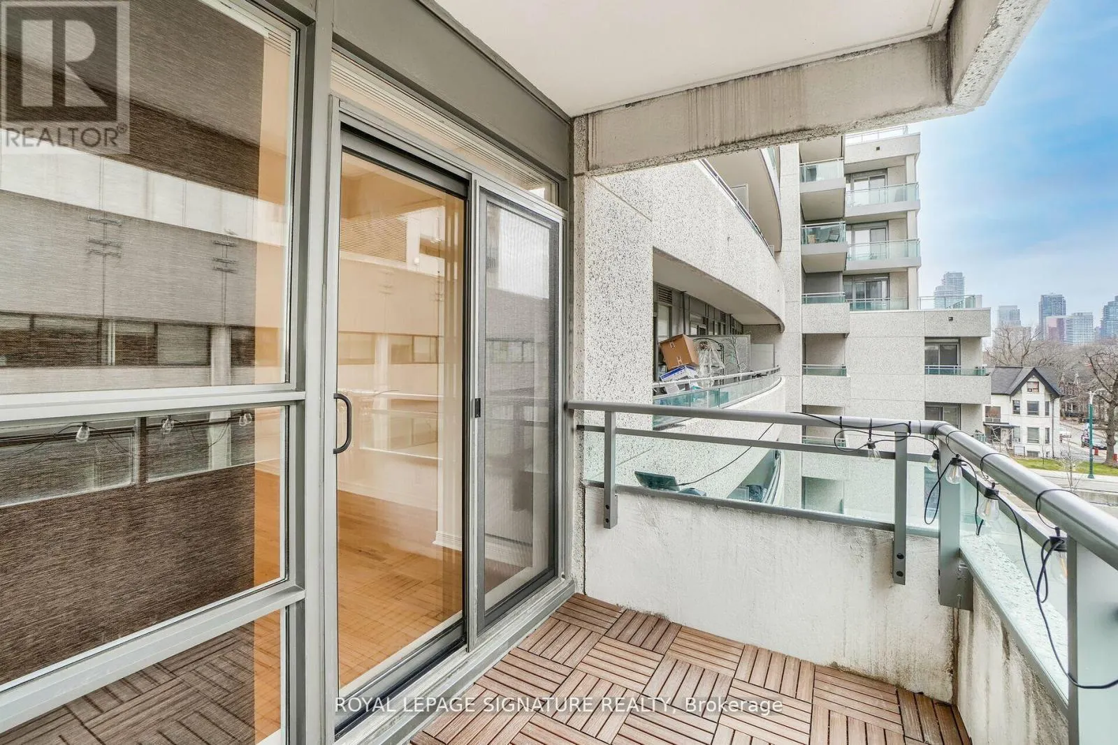 403 - 736 SPADINA AVENUE