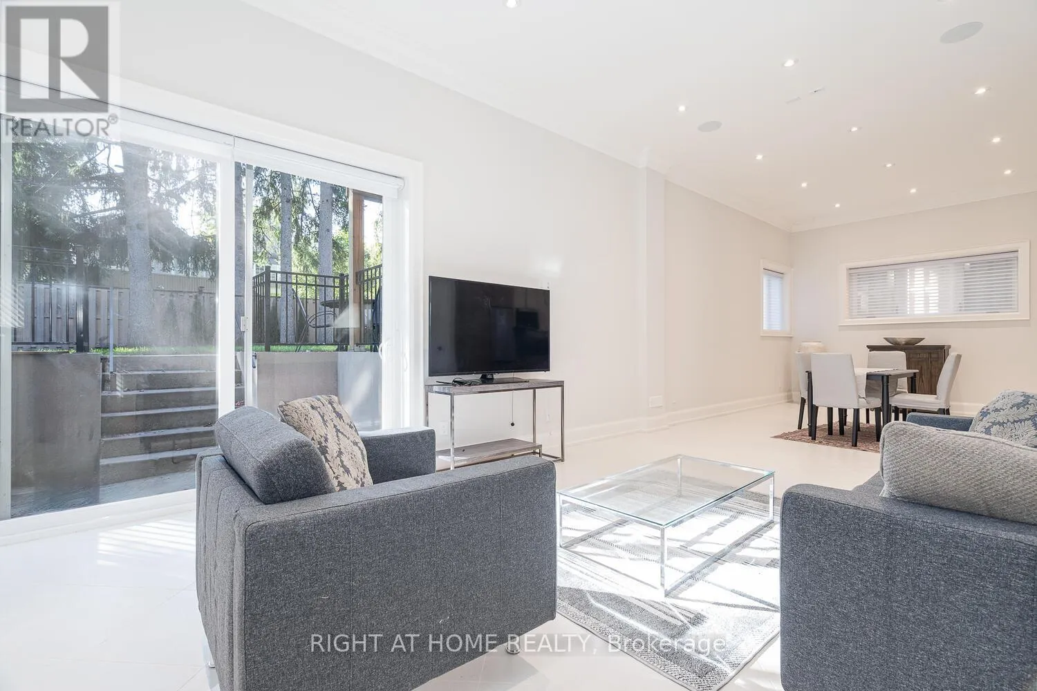 85 KINGSDALE AVENUE