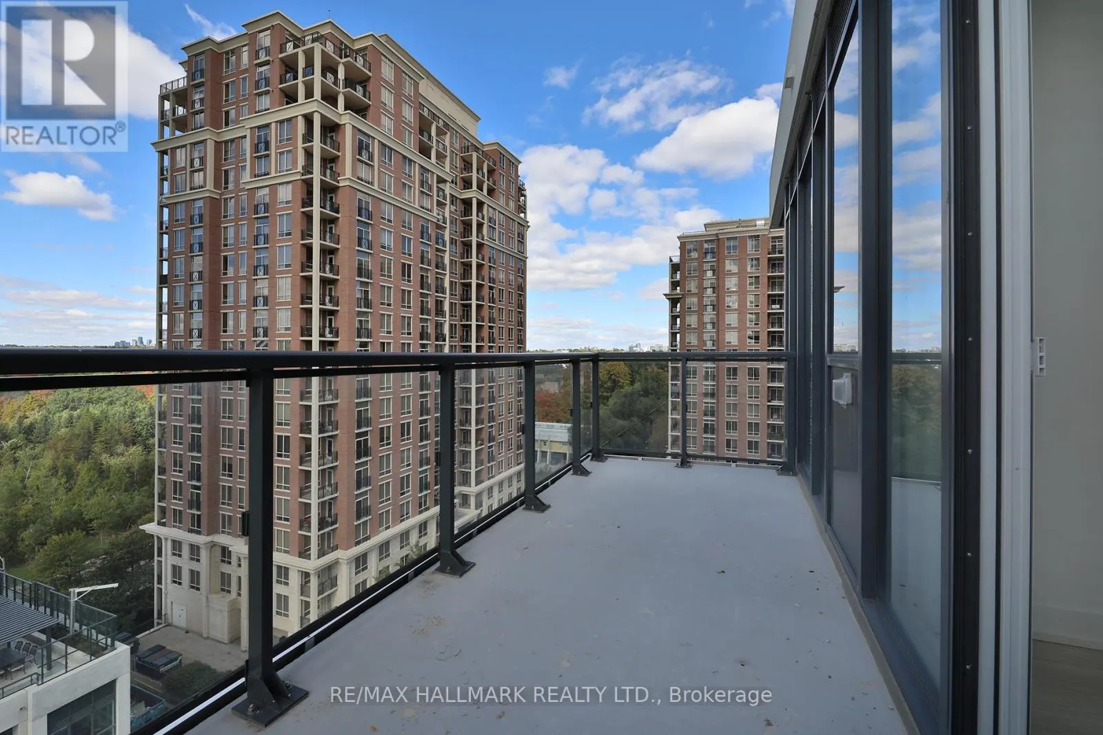 1037 - 20 INN ON THE PARK DRIVE