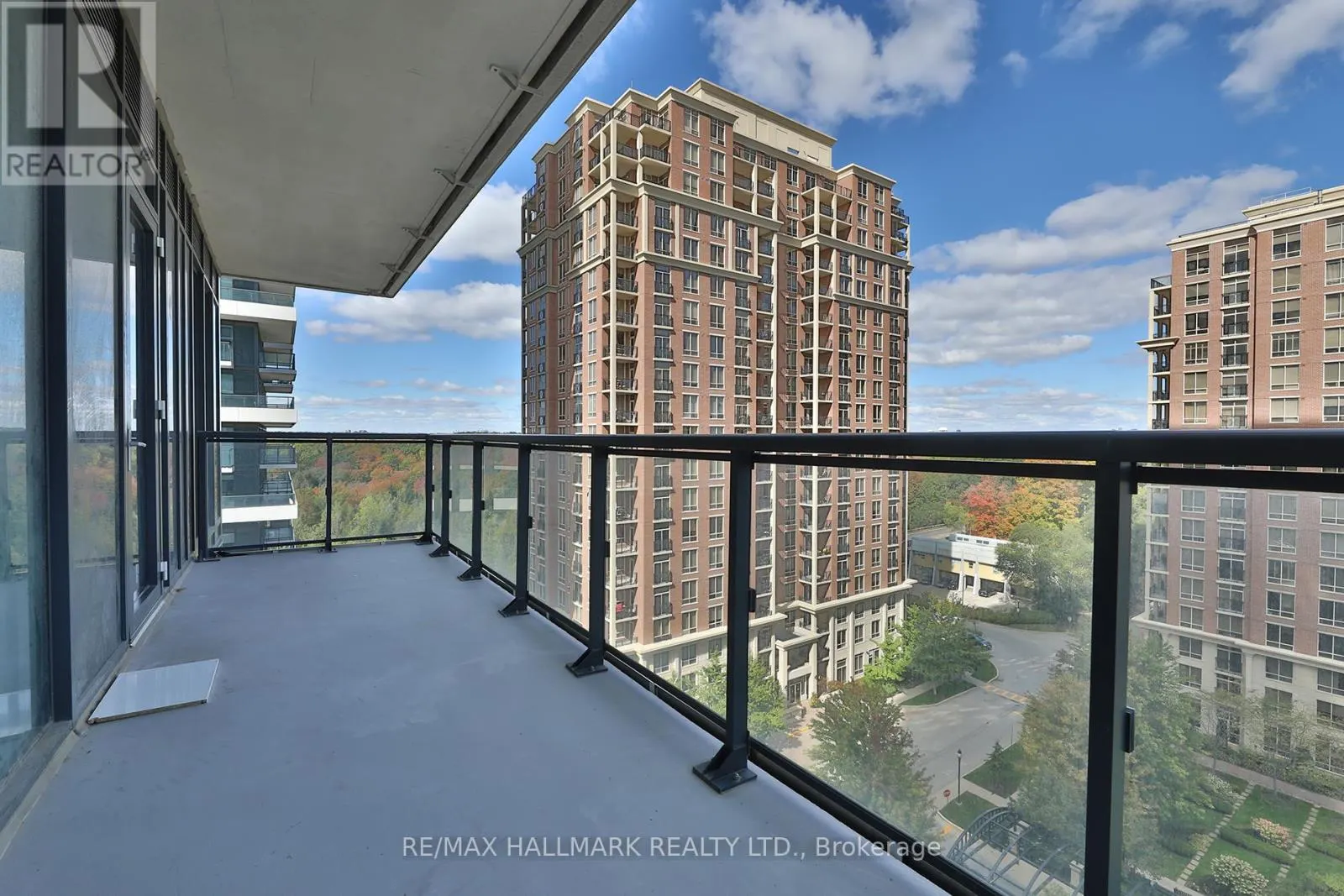 1037 - 20 INN ON THE PARK DRIVE