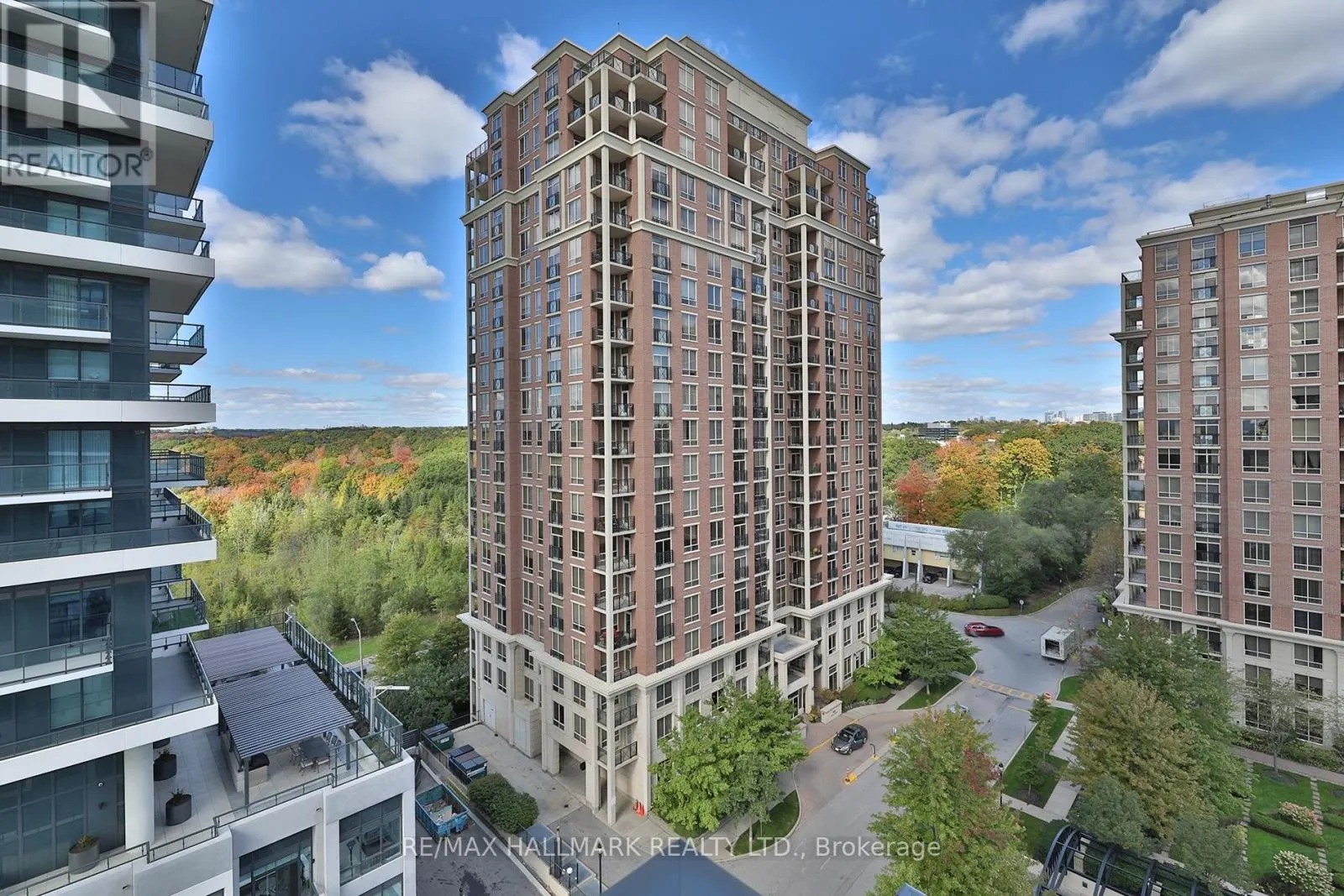 1037 - 20 INN ON THE PARK DRIVE