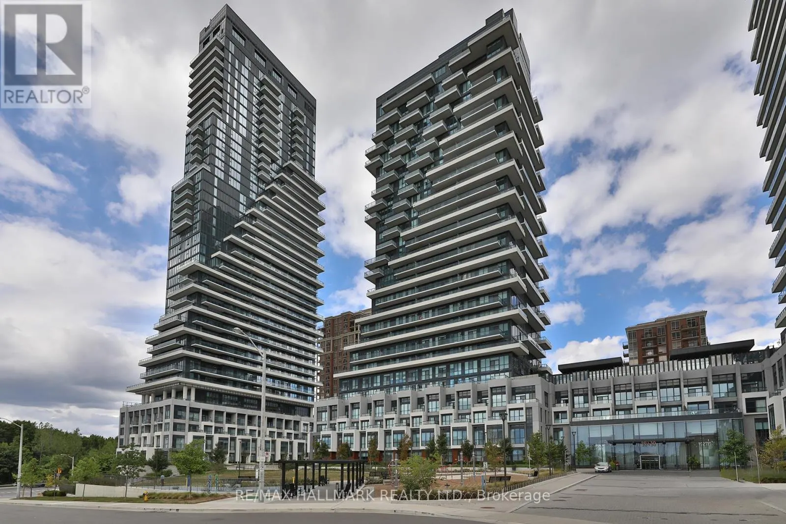 1037 - 20 INN ON THE PARK DRIVE