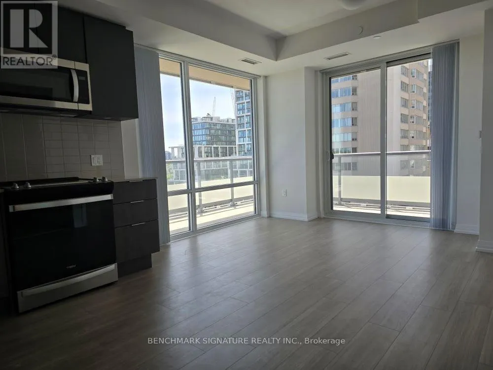 809 - 25 HOLLY STREET