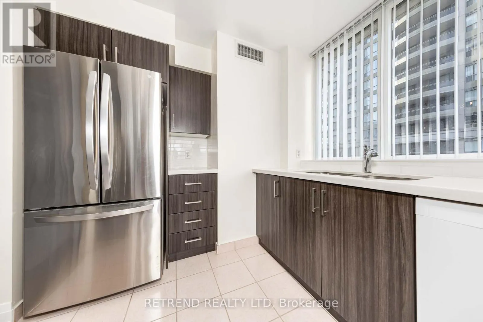 305 - 256 DORIS AVENUE