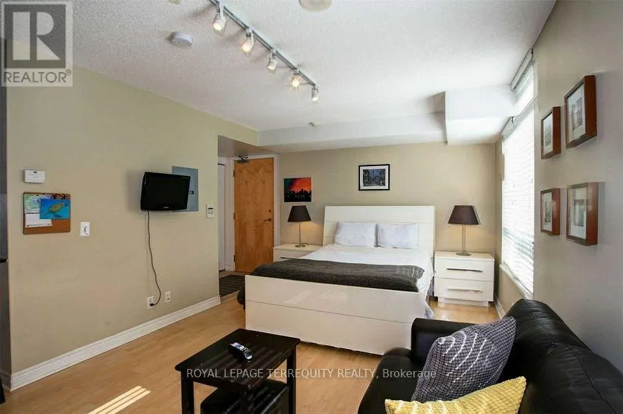 404 - 212 EGLINTON AVENUE E