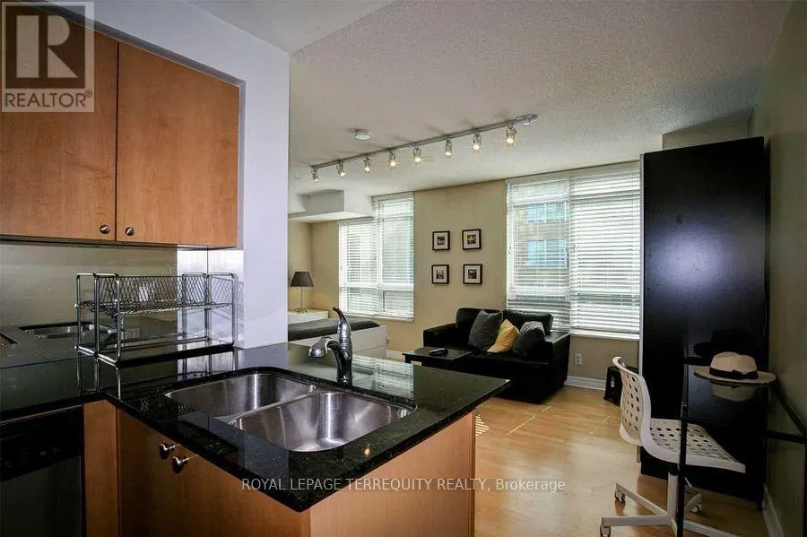 404 - 212 EGLINTON AVENUE E