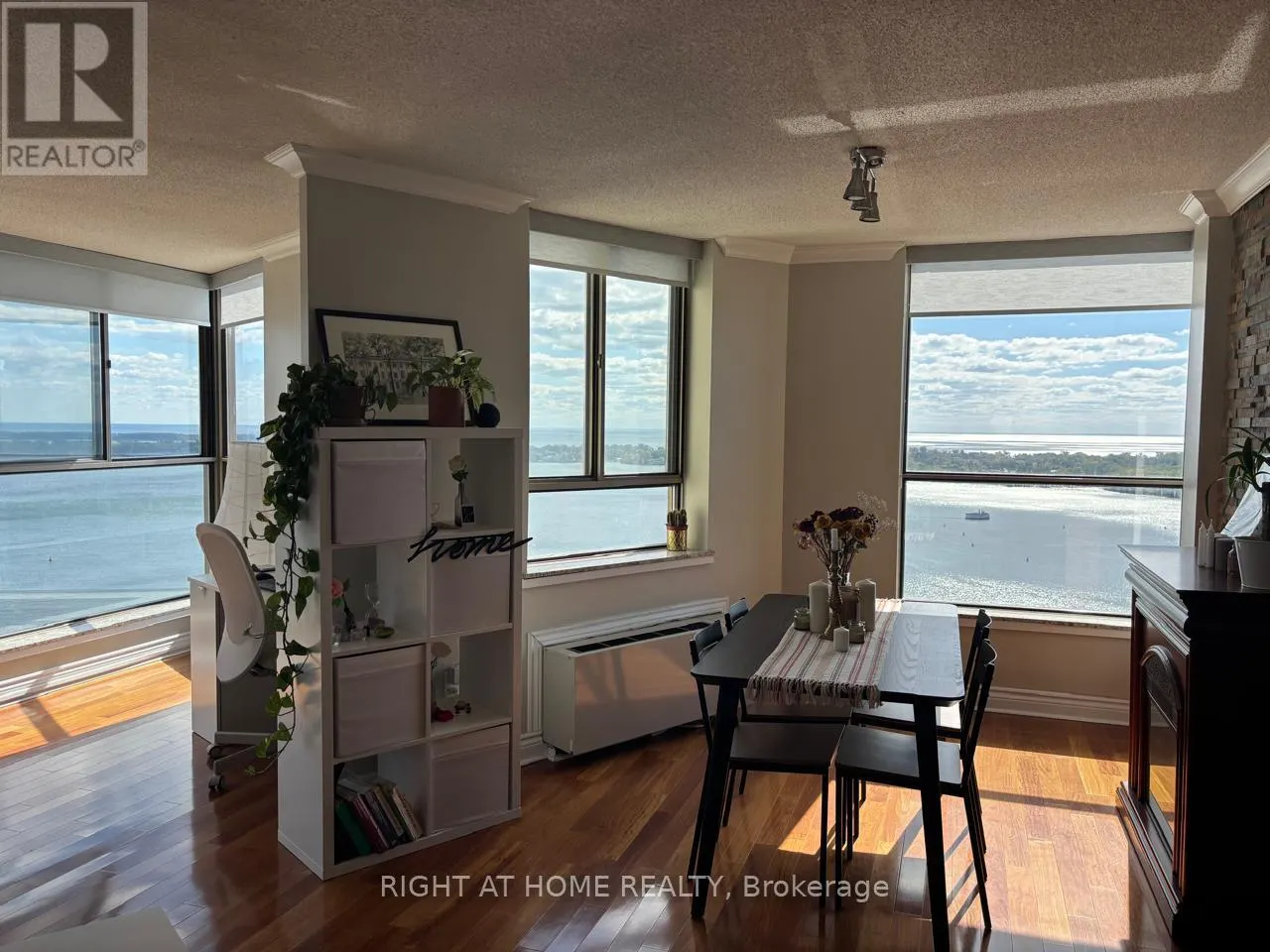 3001 - 270 QUEENS QUAY W