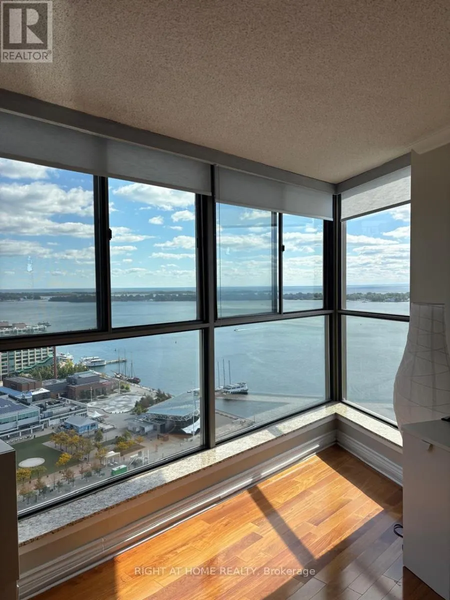 3001 - 270 QUEENS QUAY W