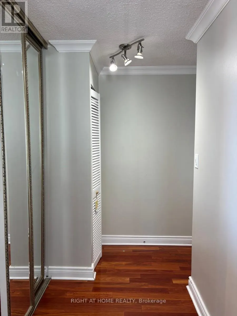 3001 - 270 QUEENS QUAY W