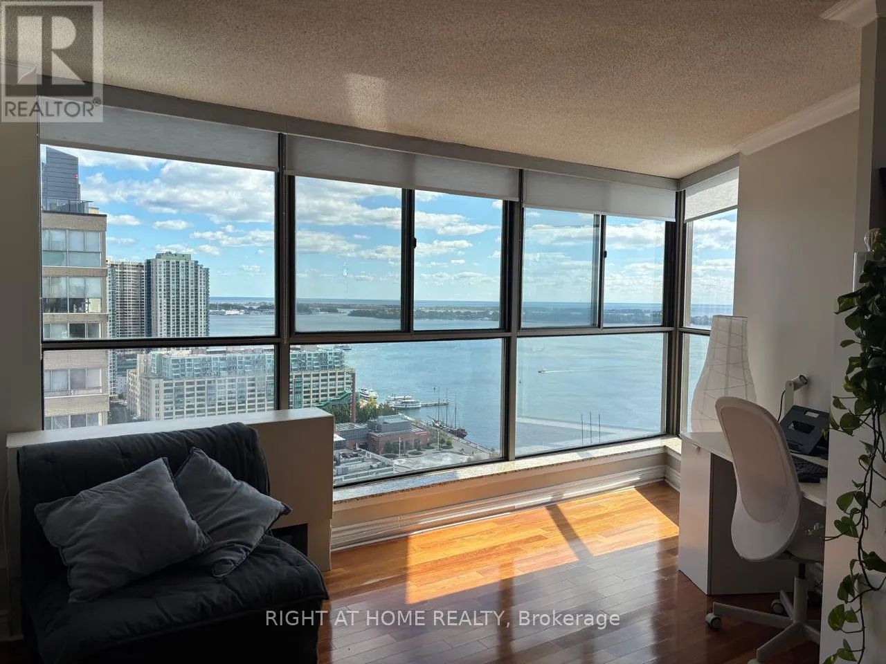 3001 - 270 QUEENS QUAY W
