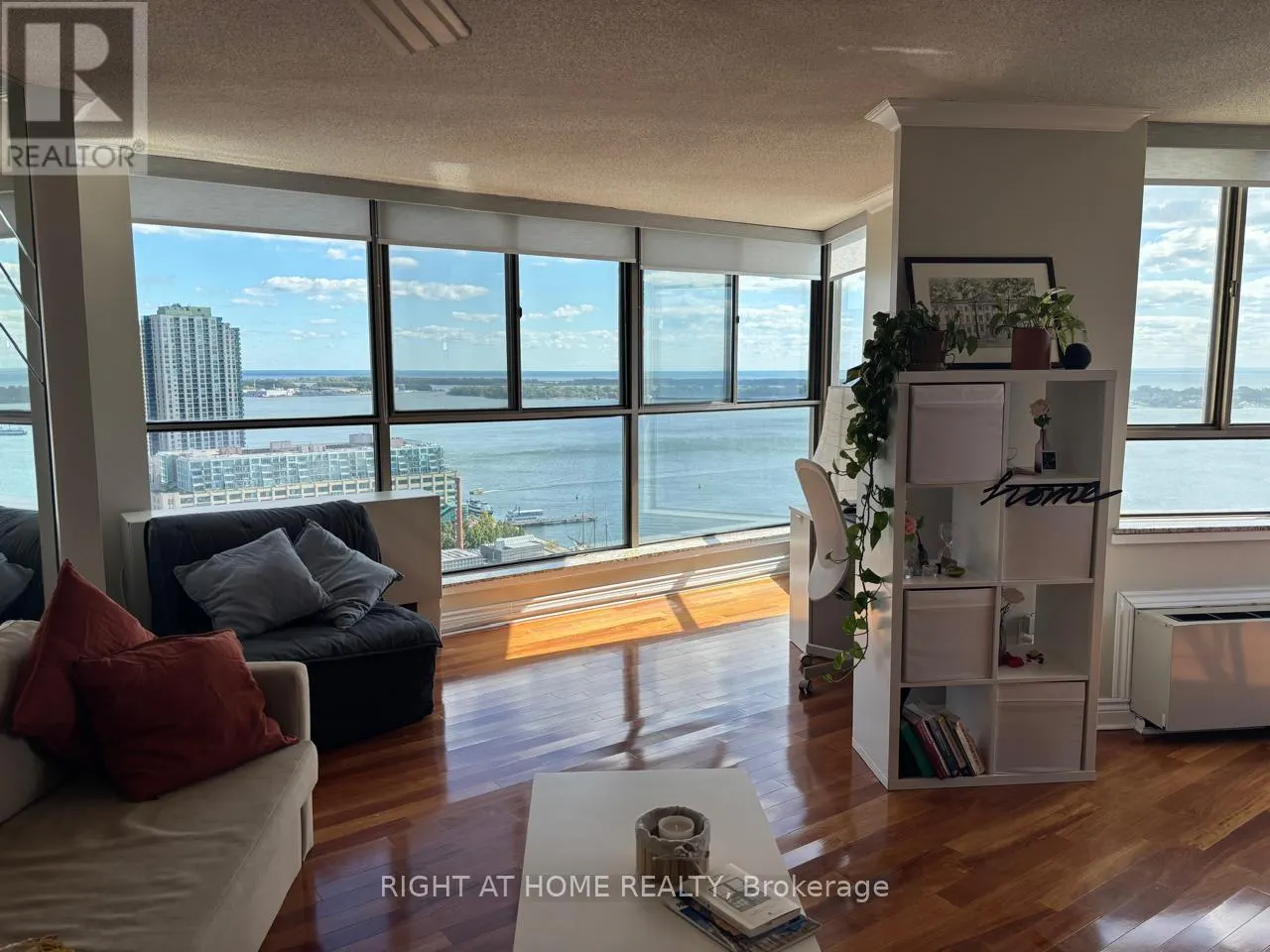 3001 - 270 QUEENS QUAY W
