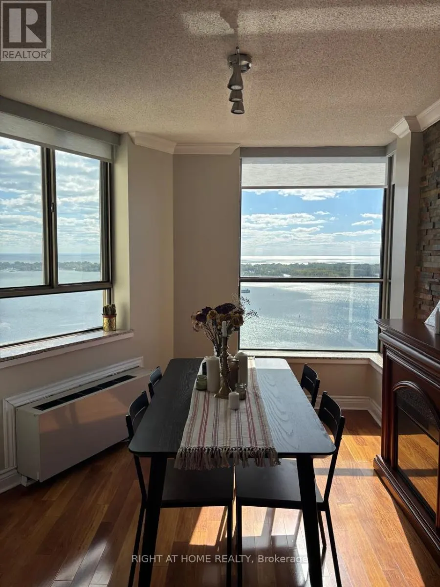3001 - 270 QUEENS QUAY W