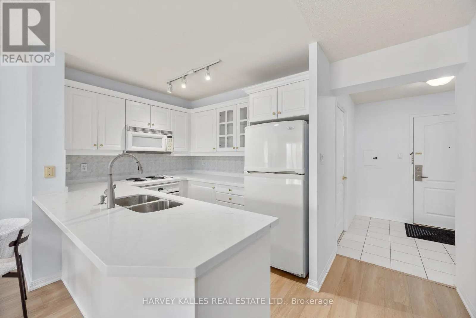 302 - 18 WANLESS AVENUE