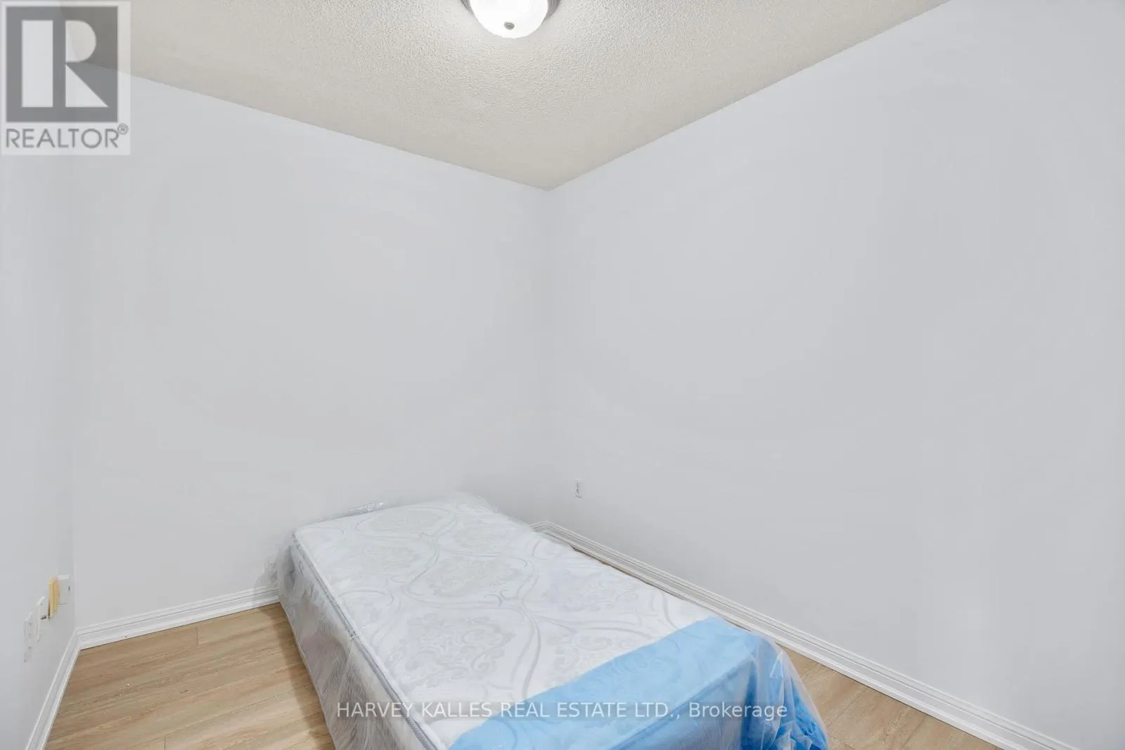 302 - 18 WANLESS AVENUE
