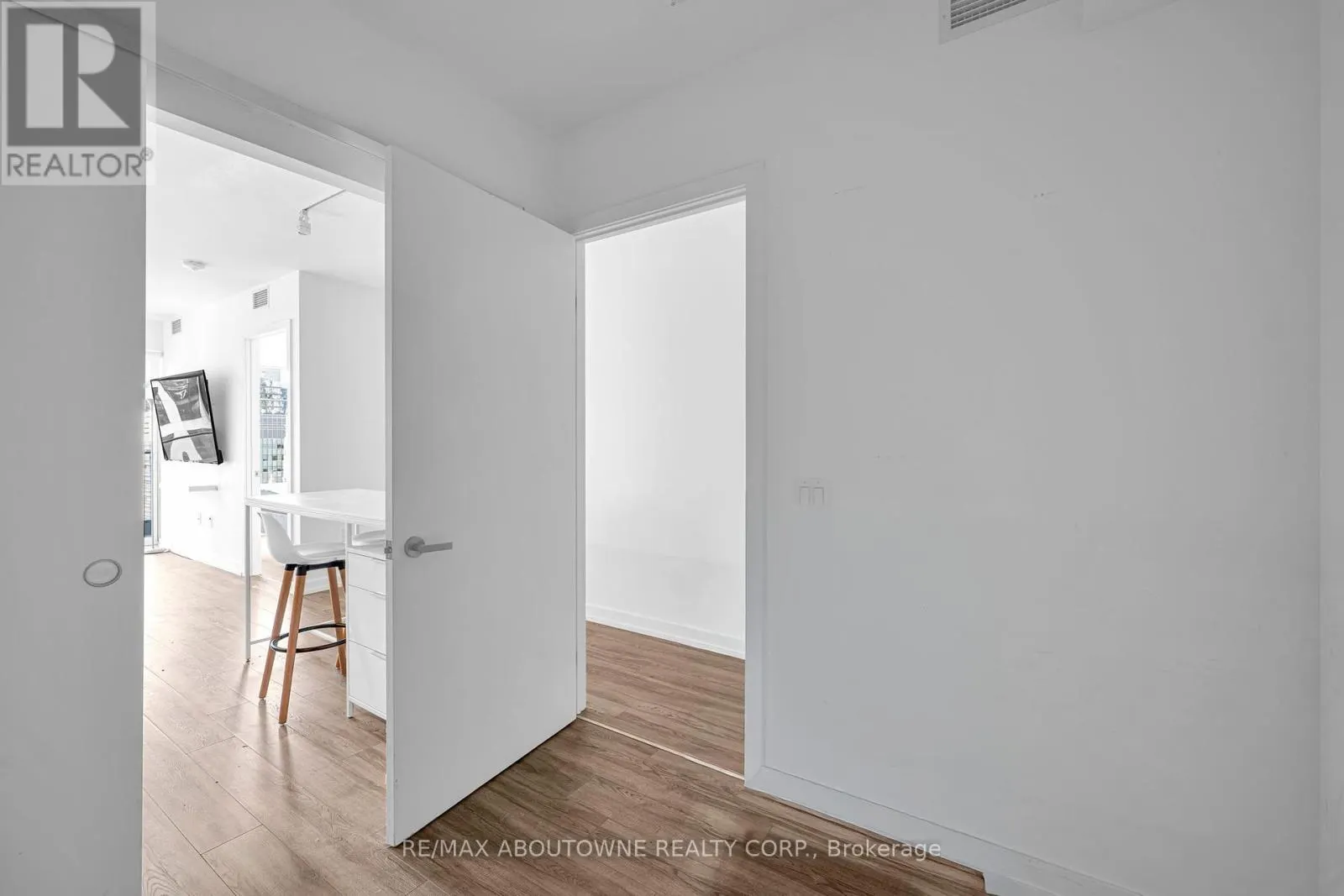1516 - 77 SHUTER STREET