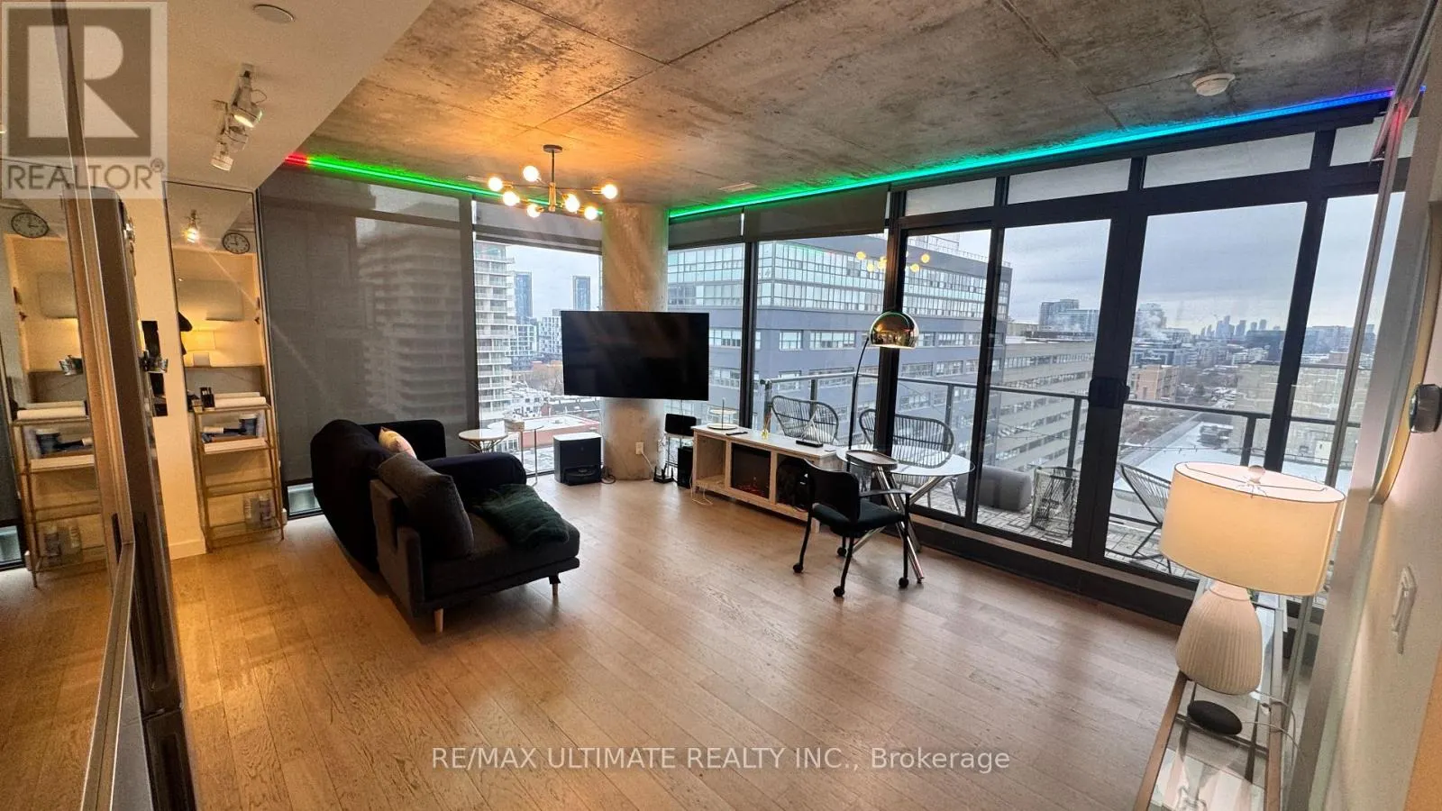 1302 - 111 BATHURST STREET