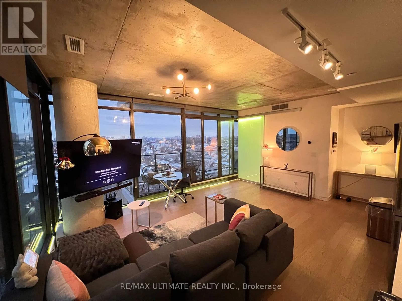 1302 - 111 BATHURST STREET