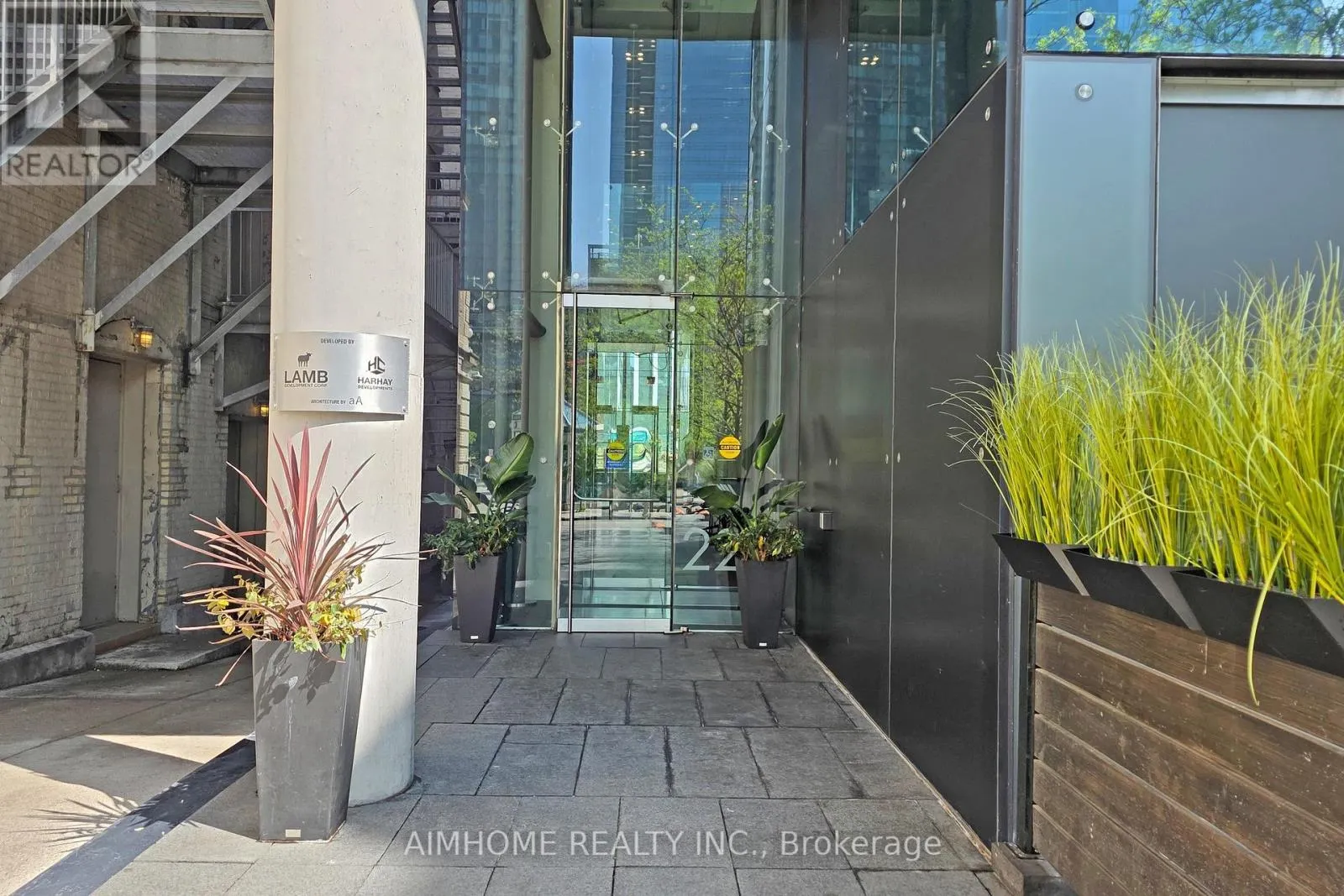 907 - 224 KING STREET W
