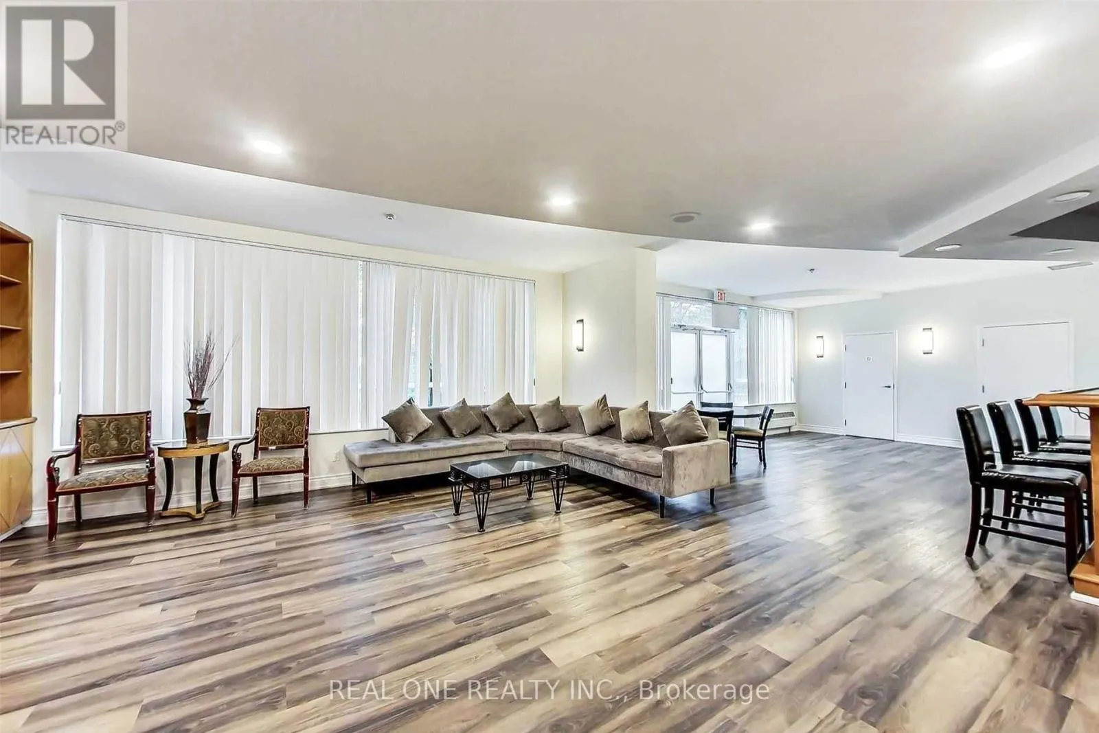 1503 - 238 DORIS AVENUE