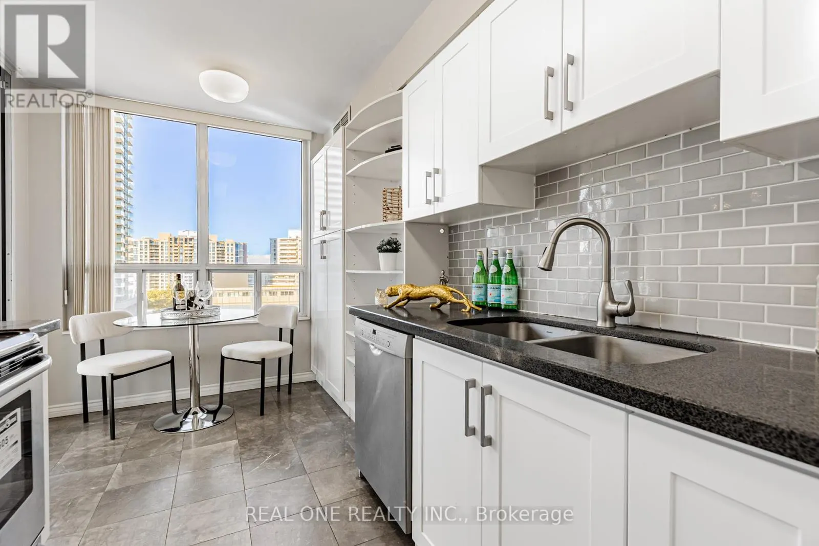 1503 - 238 DORIS AVENUE