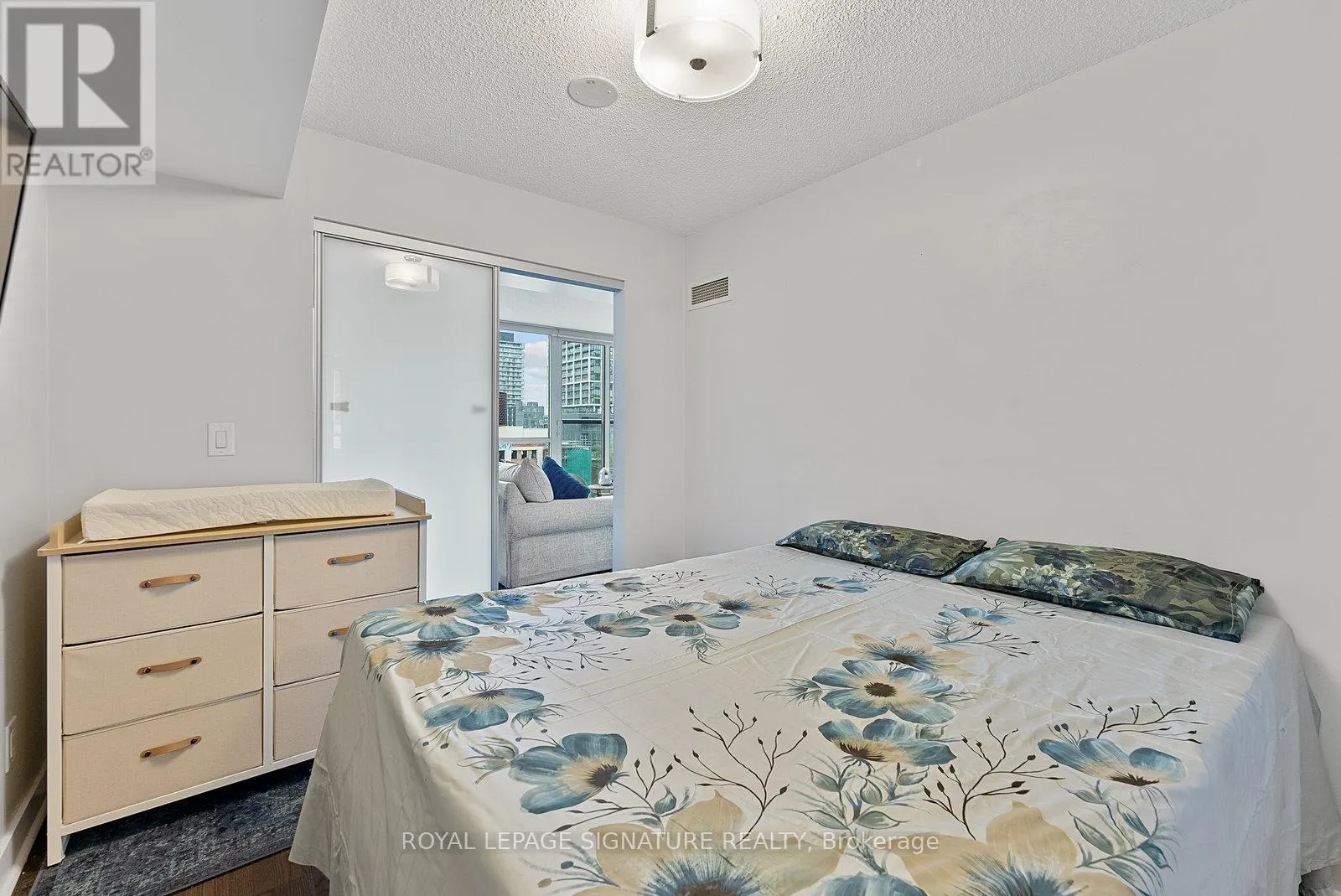 718 - 320 RICHMOND STREET E