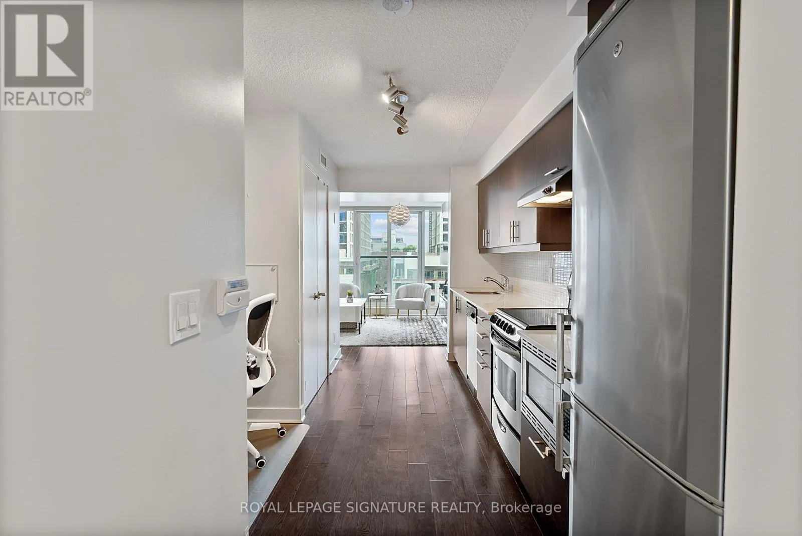 718 - 320 RICHMOND STREET E