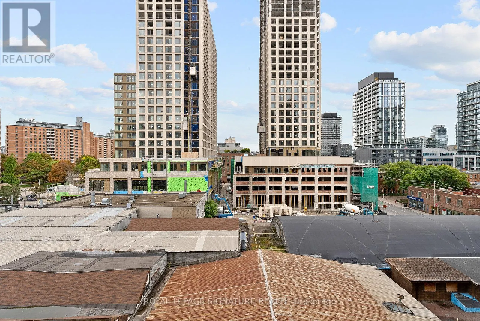 718 - 320 RICHMOND STREET E