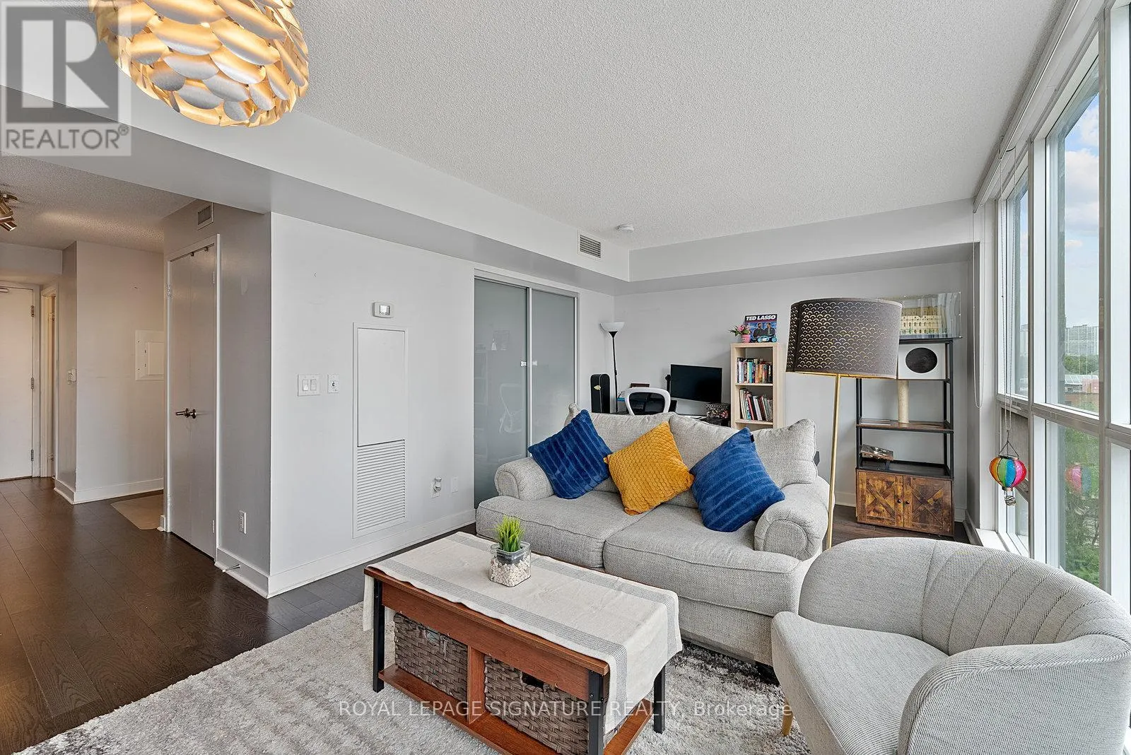 718 - 320 RICHMOND STREET E