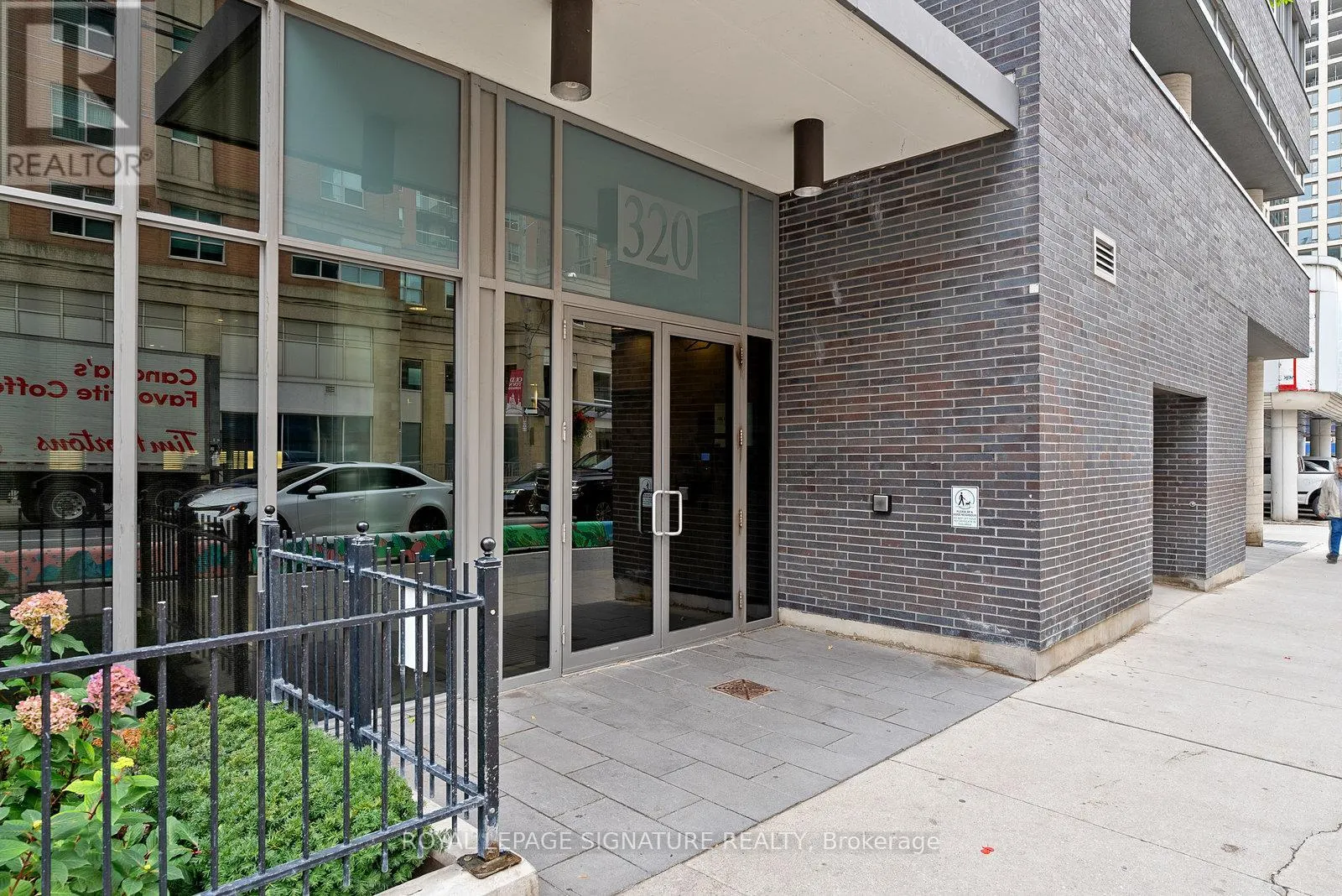 718 - 320 RICHMOND STREET E