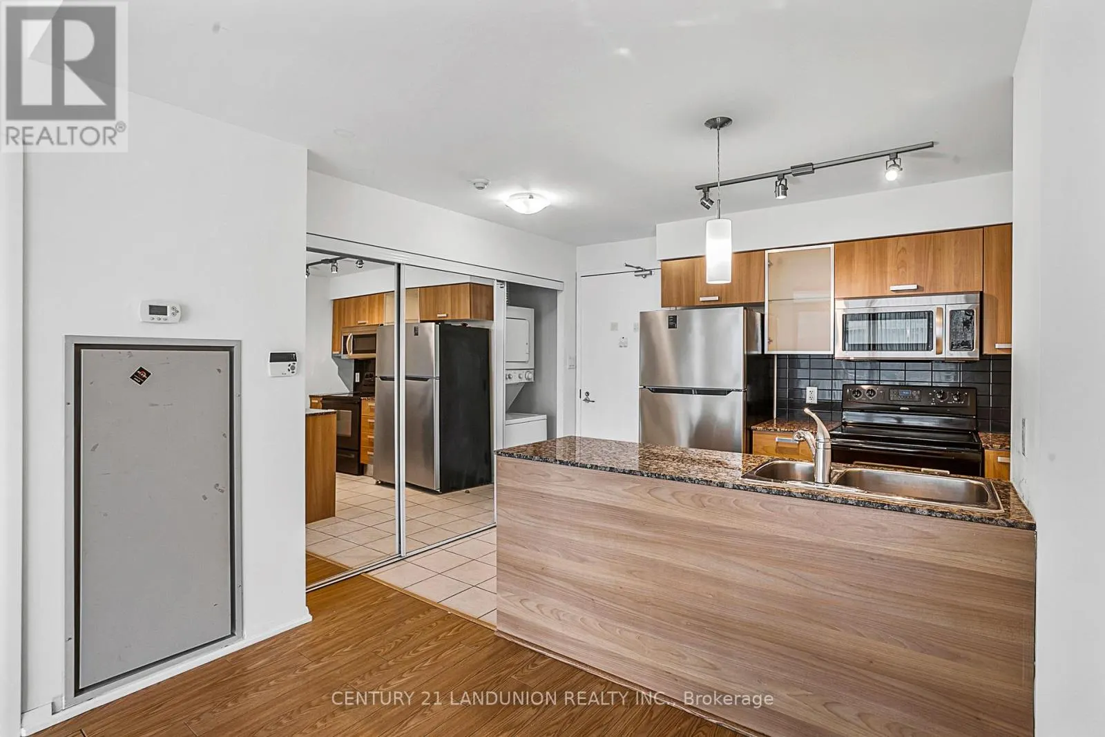 2801 - 38 GRENVILLE STREET