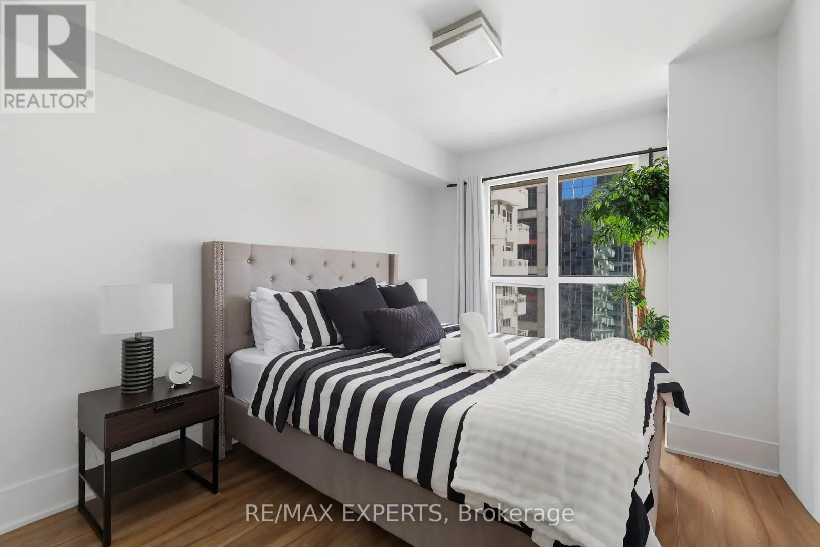 807 - 300 FRONT STREET W