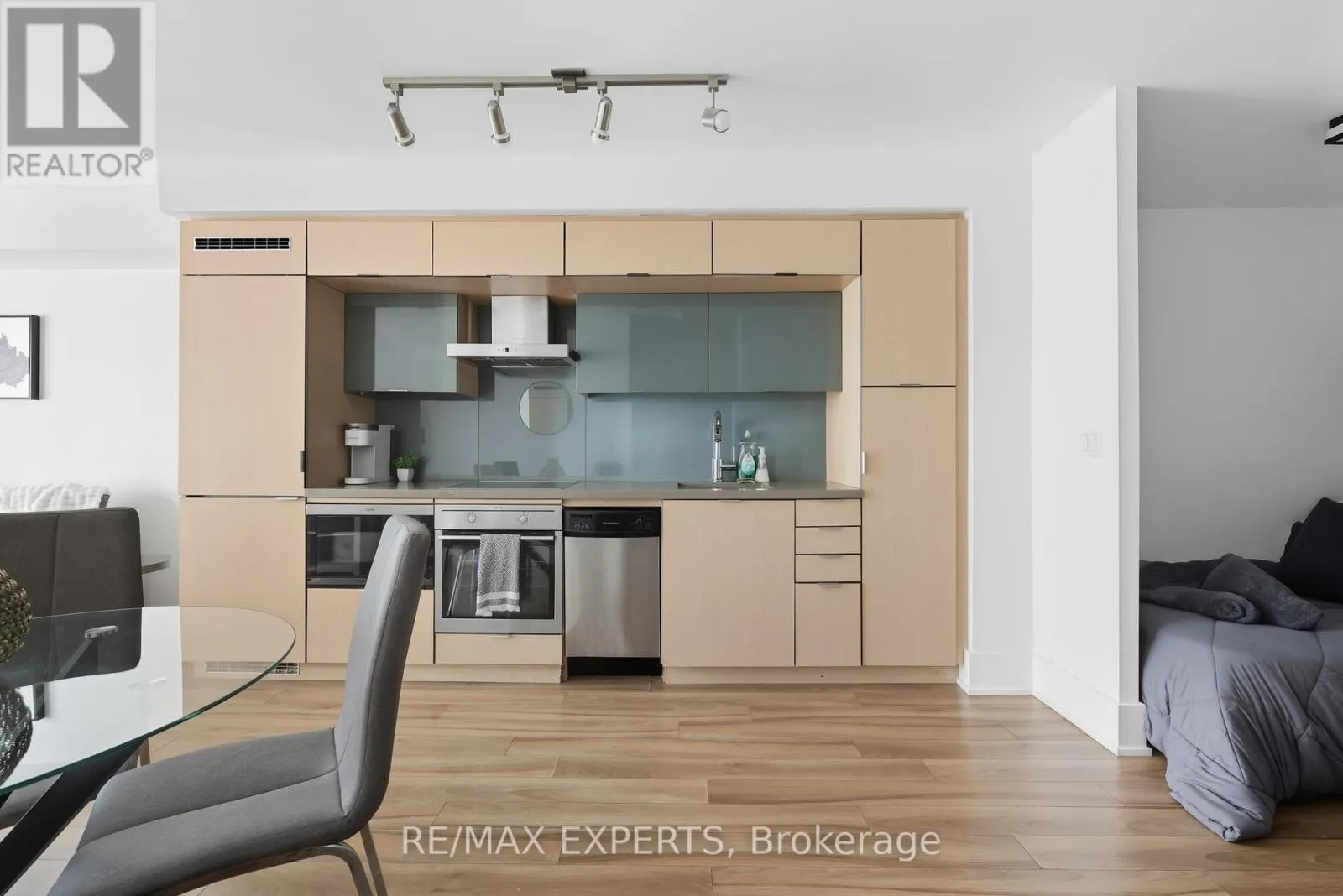 807 - 300 FRONT STREET W