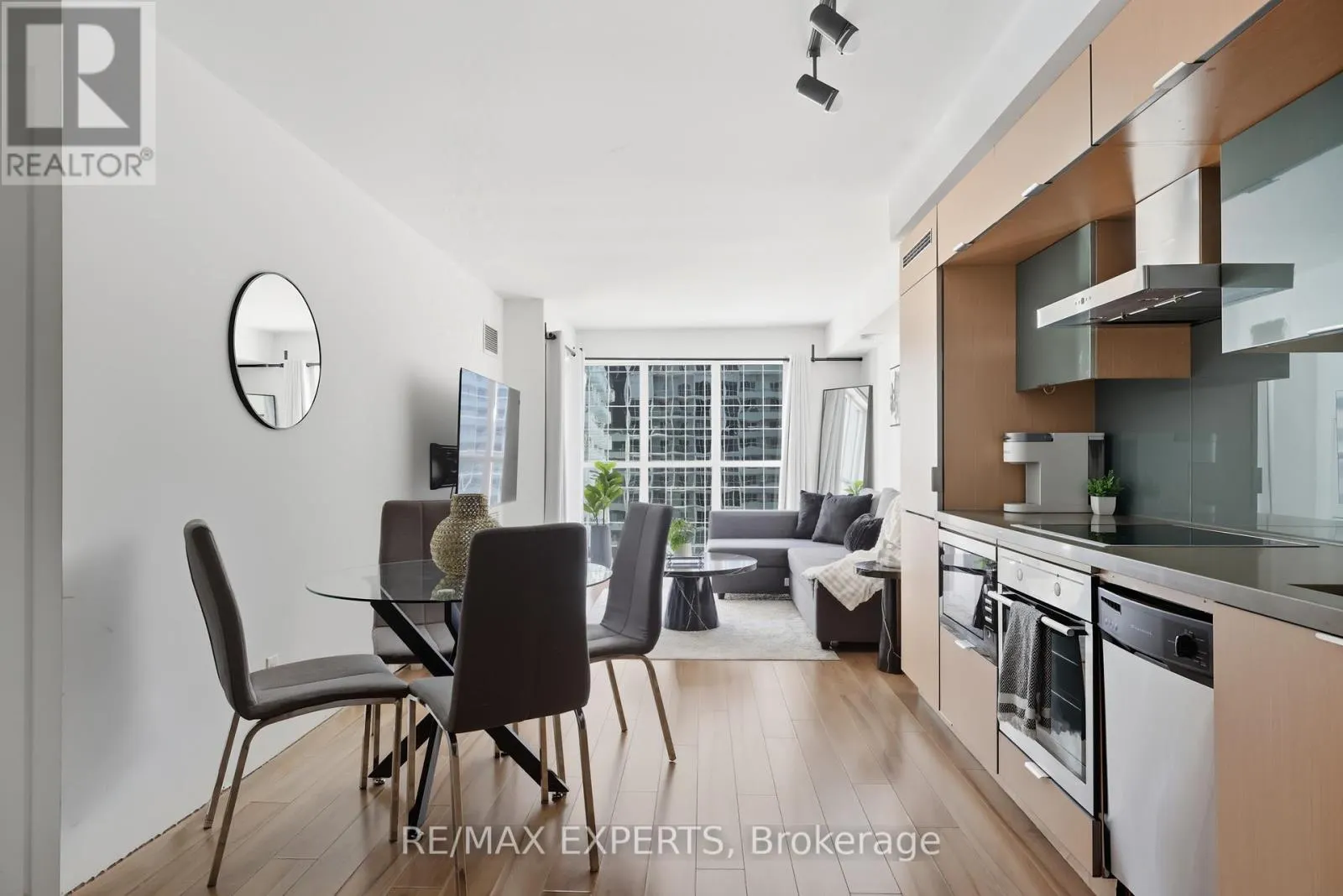 807 - 300 FRONT STREET W