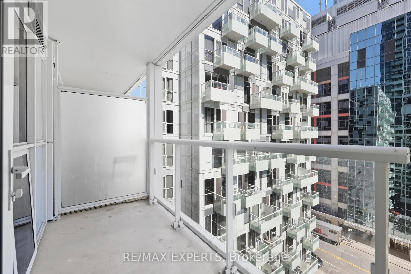 807 - 300 FRONT STREET W