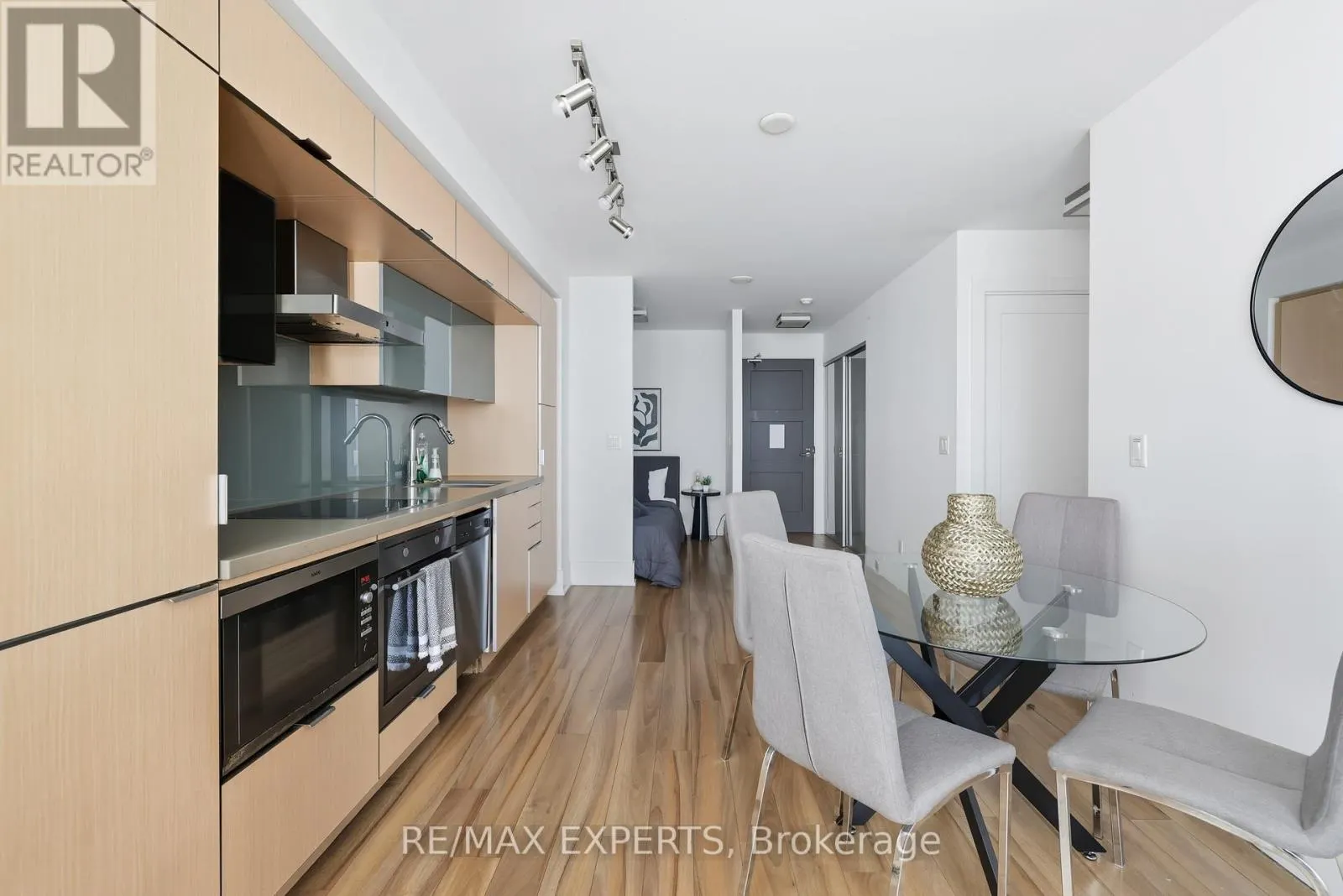 807 - 300 FRONT STREET W