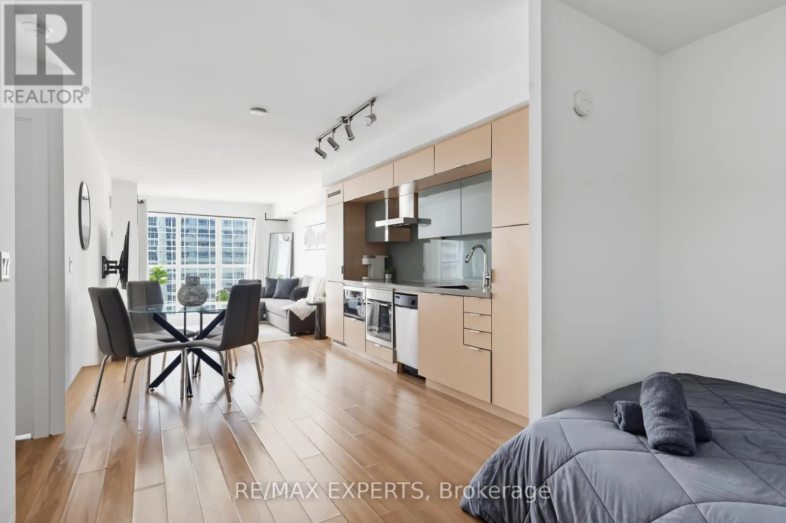 807 - 300 FRONT STREET W