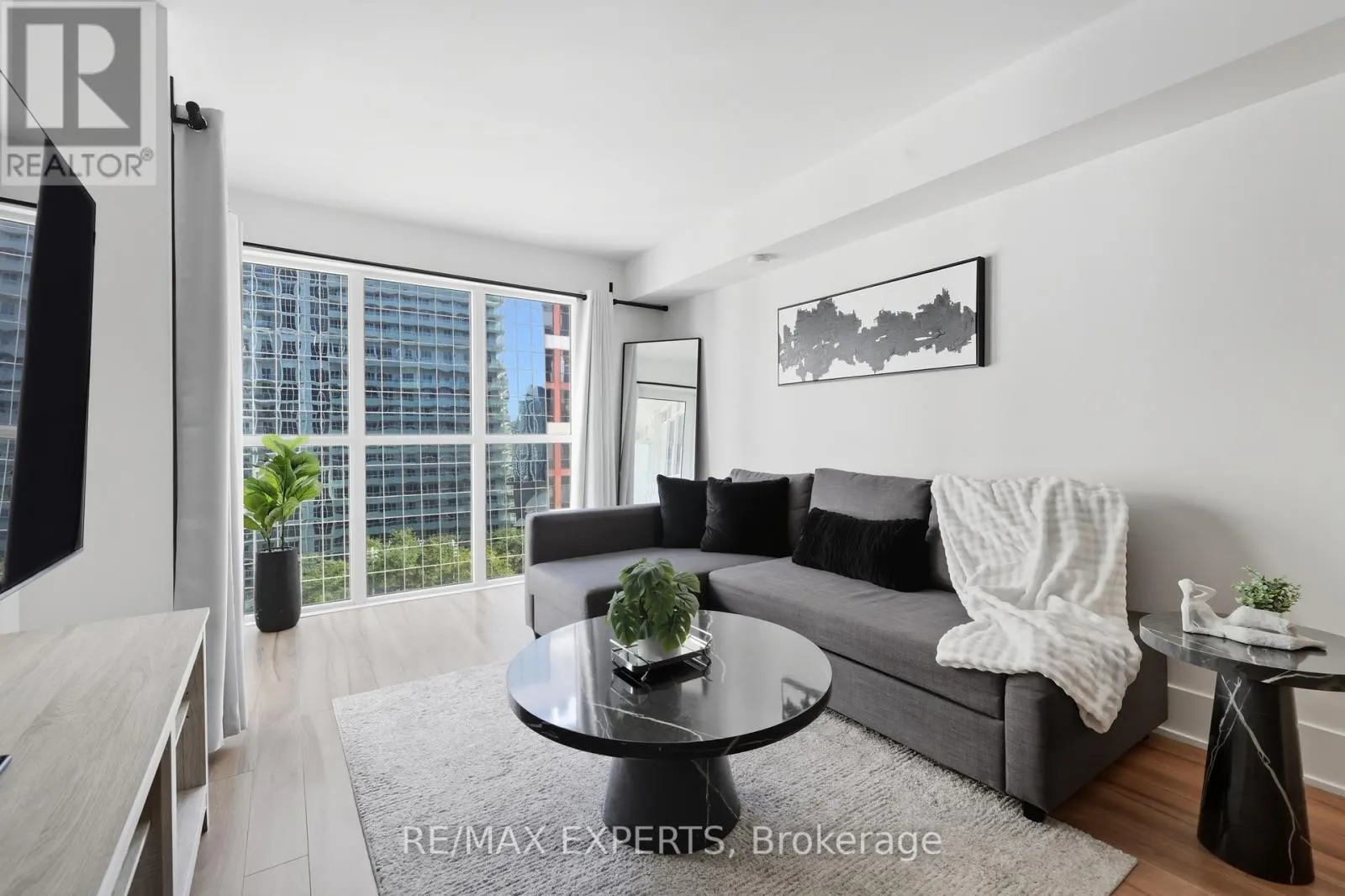 807 - 300 FRONT STREET W